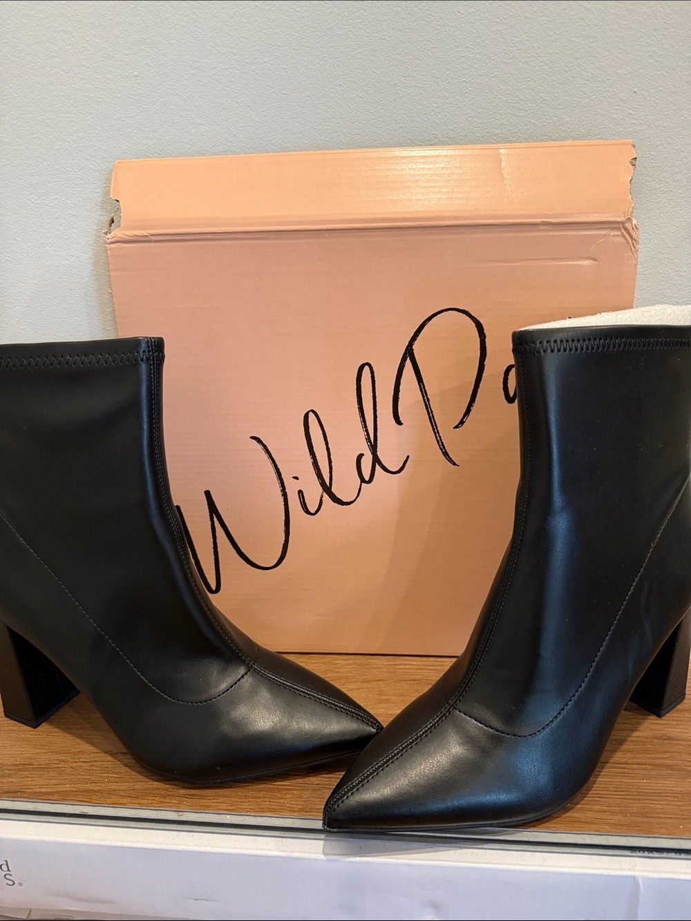 New Wild Pair Black Pointed Toe Block Heel Size 9 - Picture 1 of 4